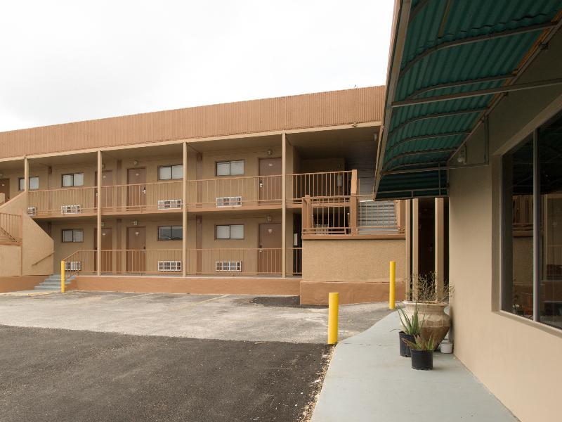 Oyo Hotel San Antonio Lackland Afb Seaworld Hwy 90 W Exteriér fotografie